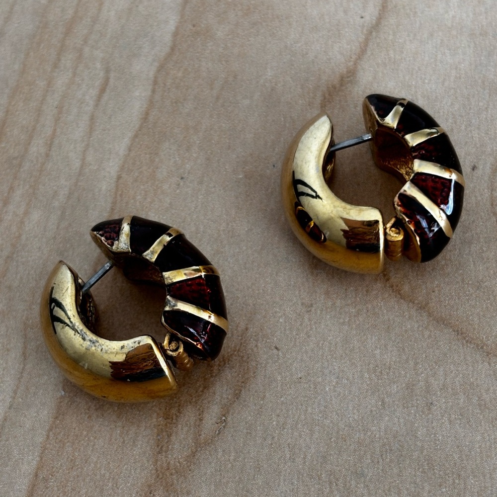 E Pearl red & gold tone earrings/ segmented reversible hugs/ 3/4 inch le…